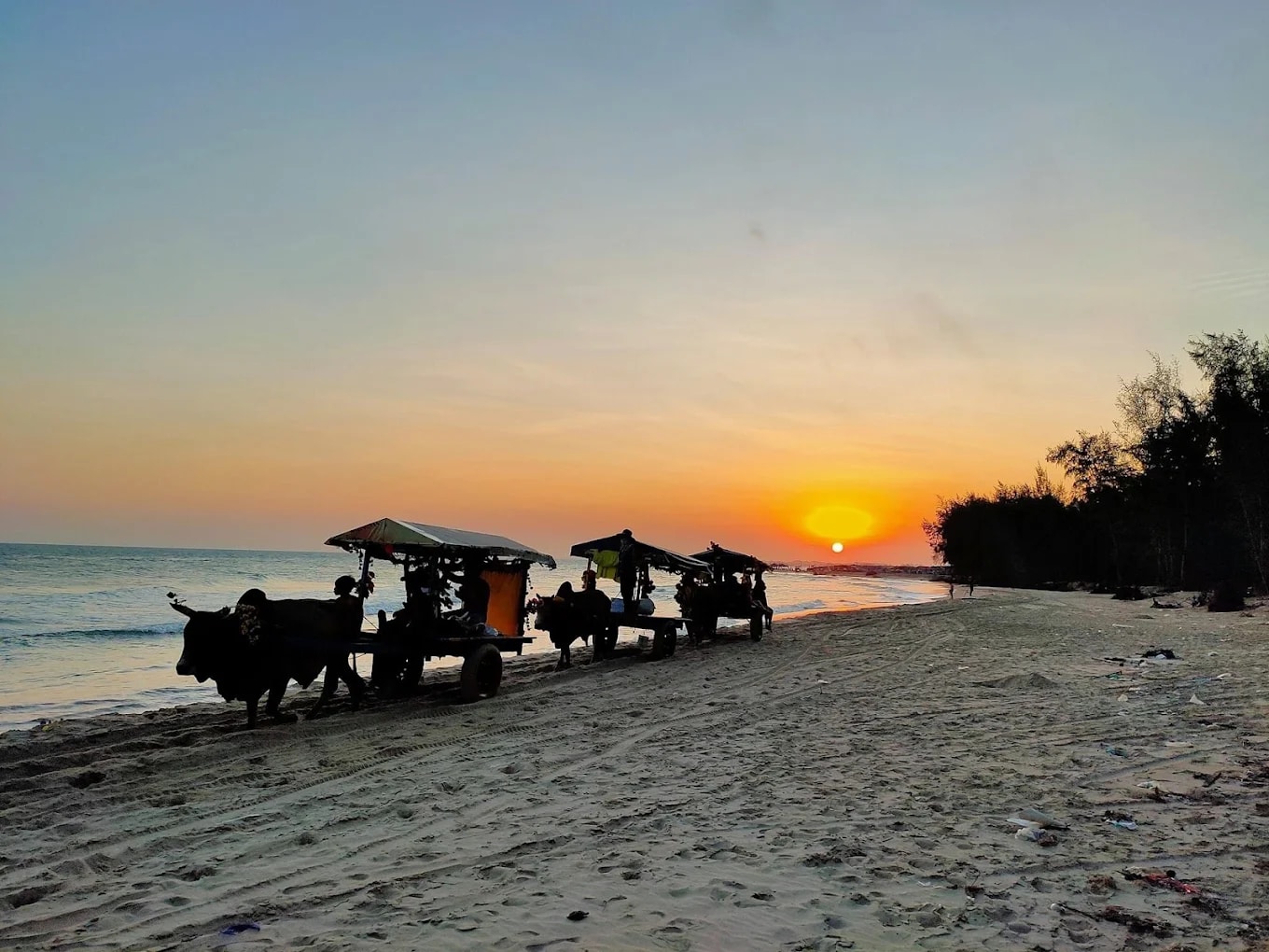 Bình minh trên biển Cam Bình